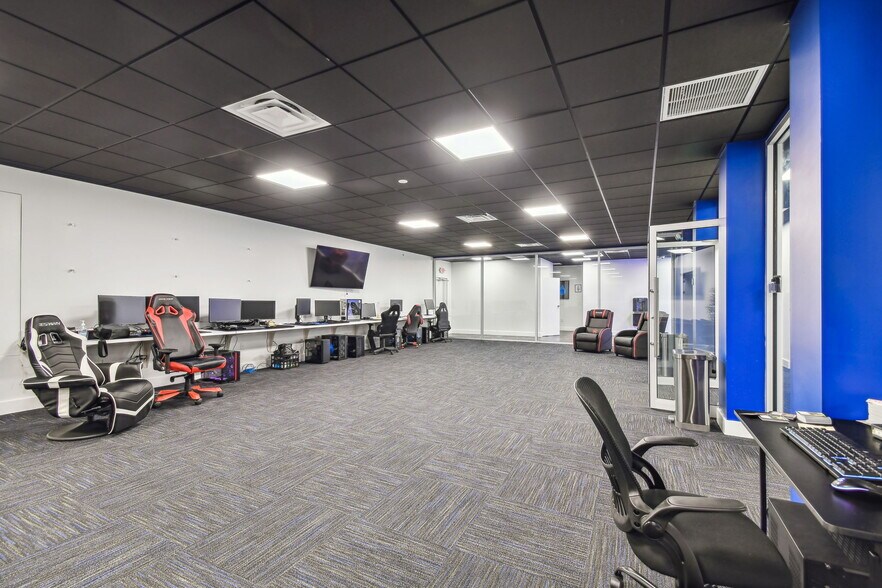 More Photos Of 14915 N Nebraska Ave, Tampa Showroom For Sale
