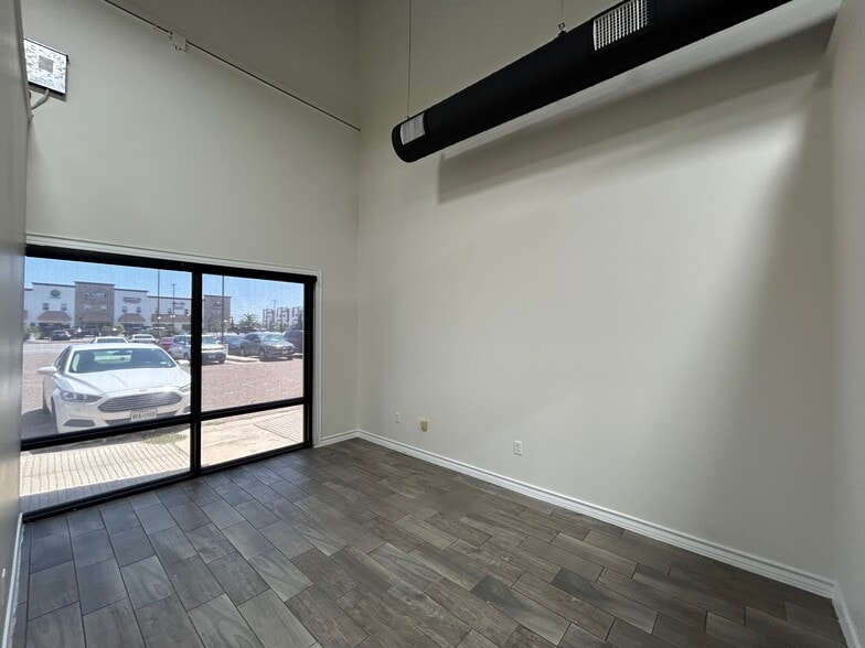 More Photos Of 8218 Casa Verde Rd, Laredo Storefront Retail Office For Lease