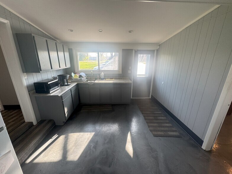 More Photos Of 8420 Masters Rd, Indianapolis Office For Sale