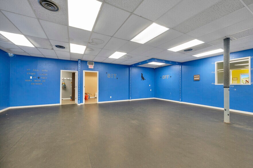 More Photos Of 1279 E Mason St, Green Bay Storefront For Sale