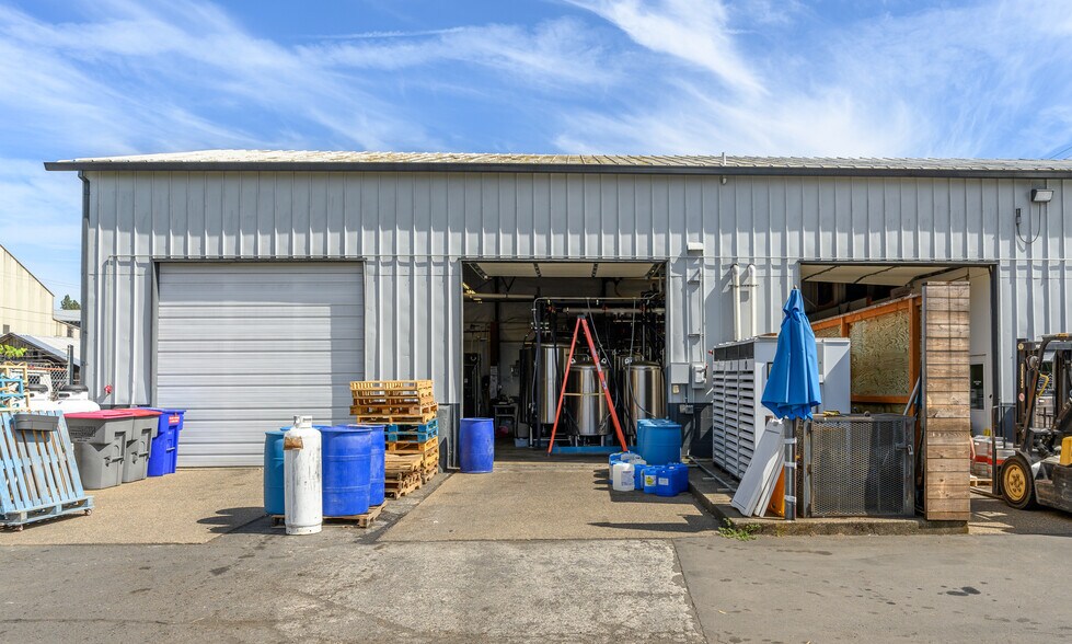 More Photos Of 777 NE 4th St, McMinnville General Retail For Lease