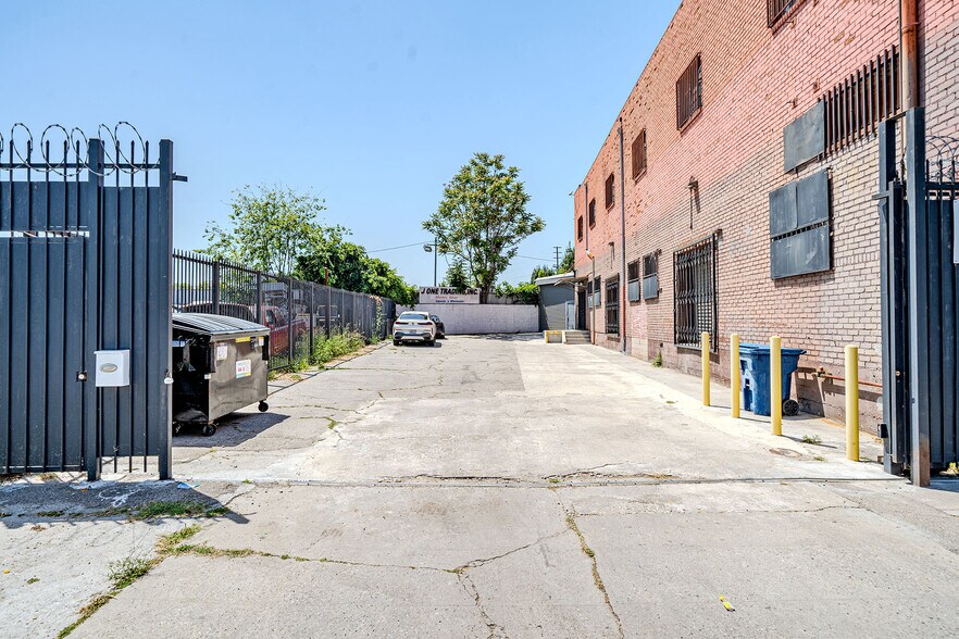 More Photos Of 2800 Hooper Ave, Los Angeles Manufacturing For Sale