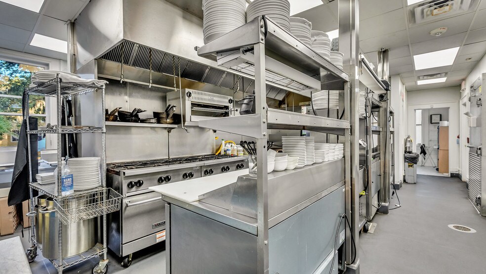 More Photos Of 119 E 37th St, Savannah Restaurant For Sale