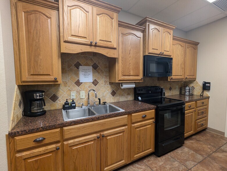 More Photos Of 5315 N Twin City Hwy, Nederland Warehouse For Sale