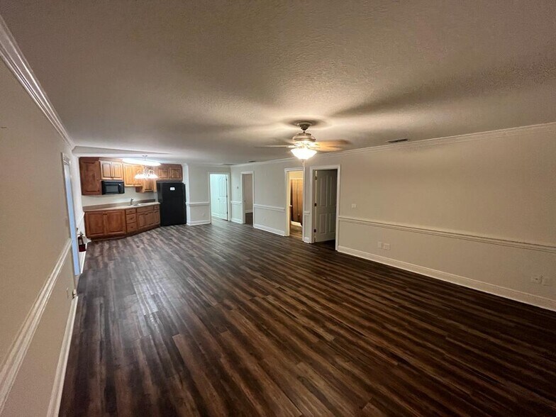 More Photos Of 4030 N Monroe St, Tallahassee Light Distribution For Sale