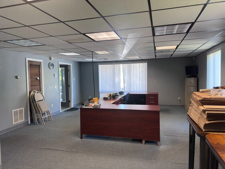More Photos Of 166 Worcester Rd, Charlton Office For Lease