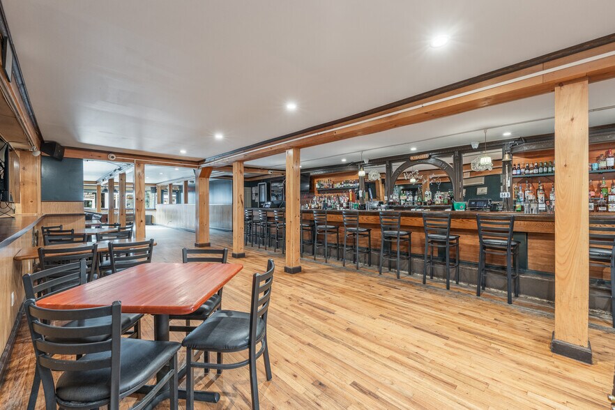 More Photos Of 30-32 Front St, Greenport Storefront Retail Residential For Sale