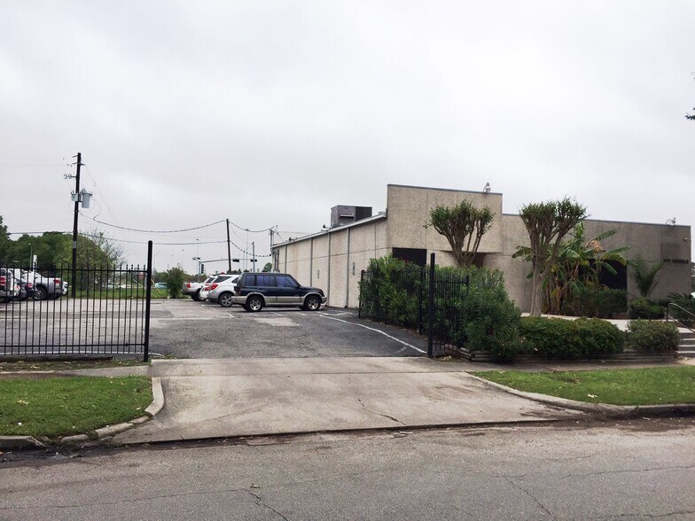 More Photos Of 2121 Oakdale St, Houston Medical For Sale