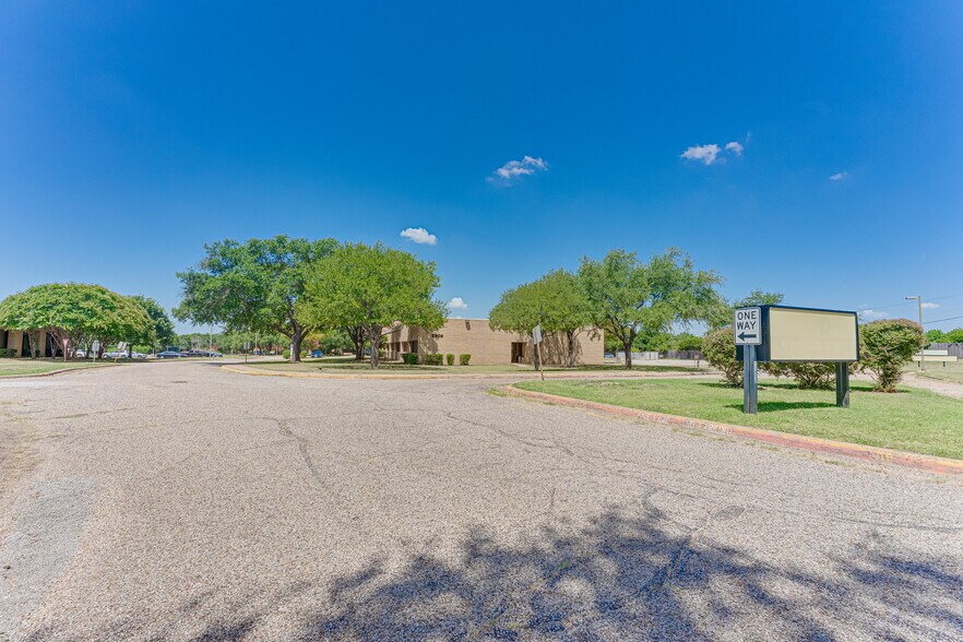 More Photos Of 2909 S Hampton Rd, Dallas Medical For Sale