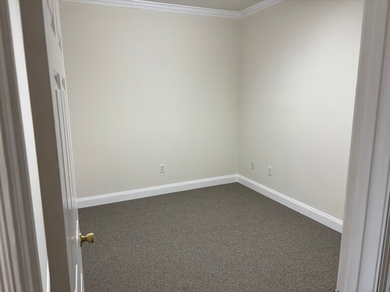 More Photos Of 100 Southpointe Dr, Byram Office For Lease
