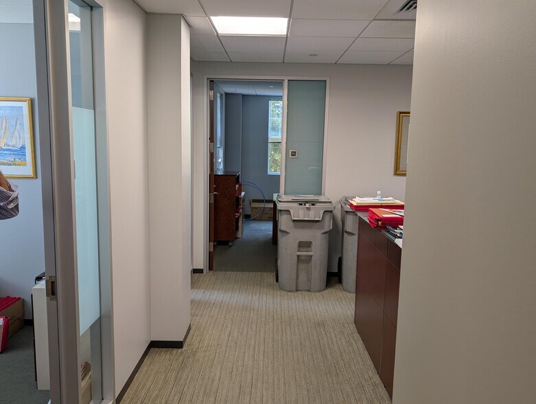 More Photos Of 1471 Iyannough Rd, Hyannis Office For Lease