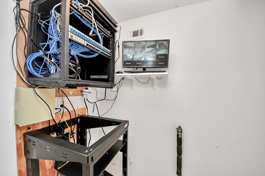 More Photos Of 2001 John St, Pasadena Office For Sale