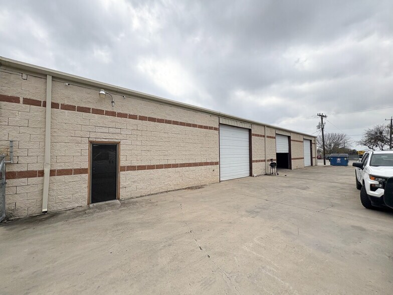More Photos Of 13131 Lookout Run, San Antonio Warehouse For Lease