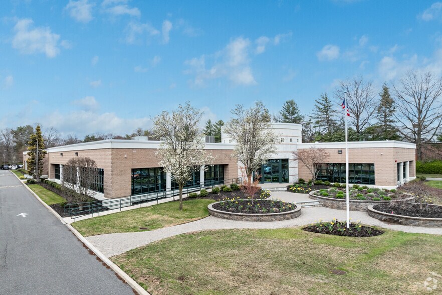 More Photos Of 225 Old Country Rd, Melville Office For Sale