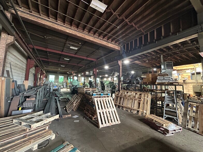 More Photos Of 5504 N Northwest Hwy, Chicago Manufacturing For Sale