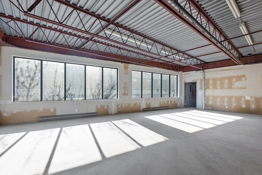 More Photos Of 403-409 Rue Saint-Roch, Montréal Warehouse For Sale