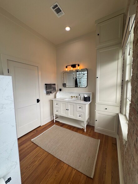 More Photos Of 1 N Mechanic St, El Campo Office For Sale