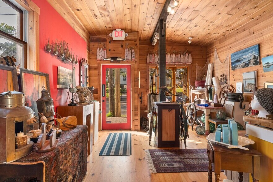 More Photos Of 10 McKown St, Boothbay Harbor Storefront For Sale