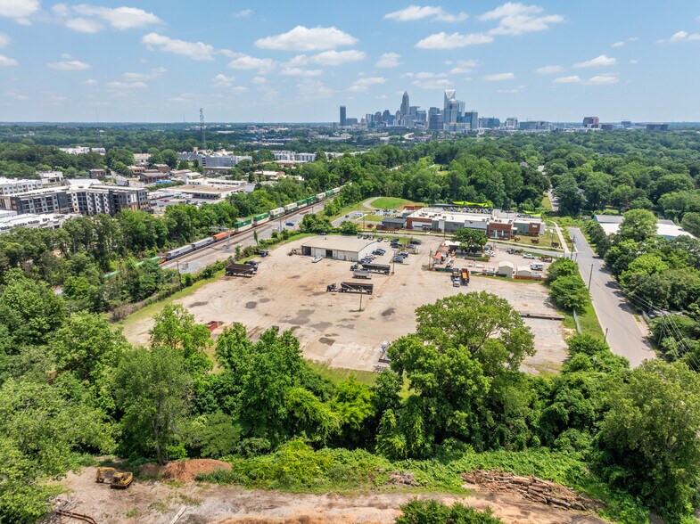 More Photos Of 2420-2426 Berryhill Rd, Charlotte Truck Terminal For Lease