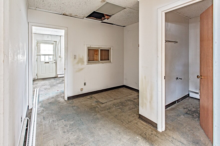 More Photos Of 16 S Maryland Ave, Wilmington General Retail For Sale