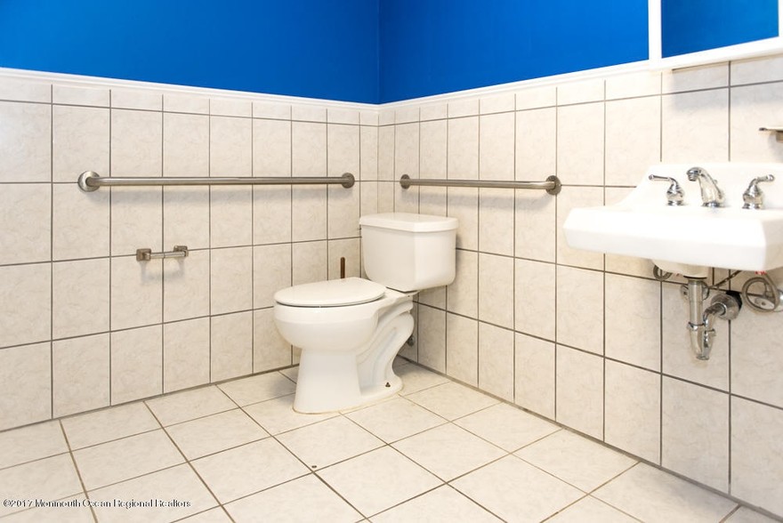 More Photos Of 441 Millstone Rd, Clarksburg Freestanding For Lease