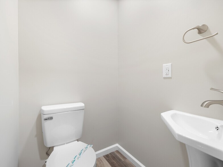 More Photos Of 3261 New Bern Hwy, Jacksonville Light Distribution For Lease