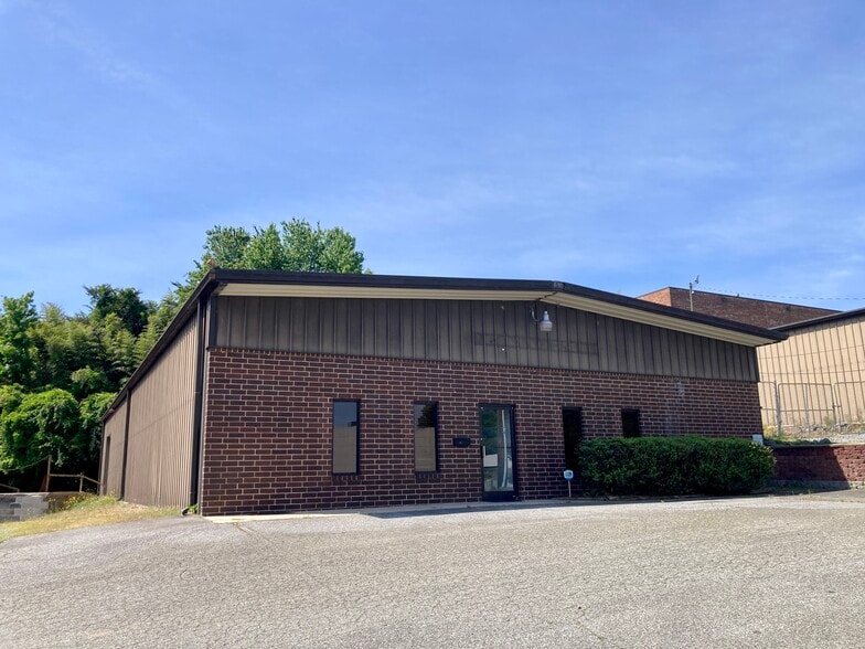 More Photos Of 2611 Phoenix Dr, Greensboro Warehouse For Lease