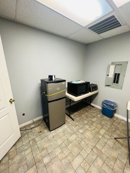 More Photos Of 590 N Main St, Leeds Manufacturing For Sale