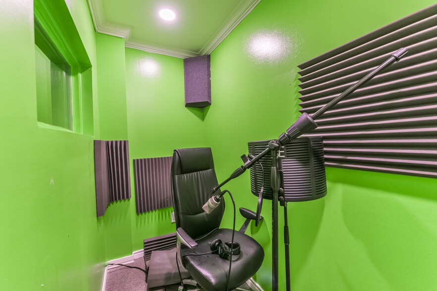 More Photos Of 1207 S Houston, Humble Warehouse For Sale