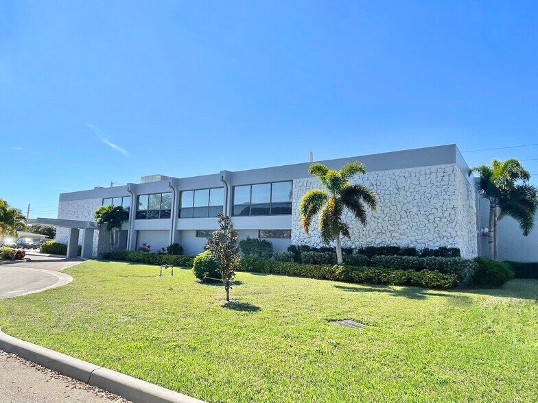 Primary Photo Of 1620 Medical Ln, Fort Myers Medical For Lease