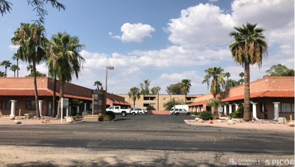 More Photos Of 460-470 W Roger Rd, Tucson Showroom For Lease