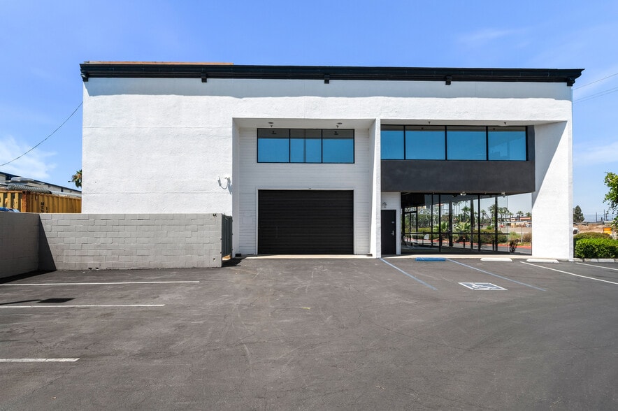 More Photos Of 800 E Dyer Rd, Santa Ana Showroom For Sale