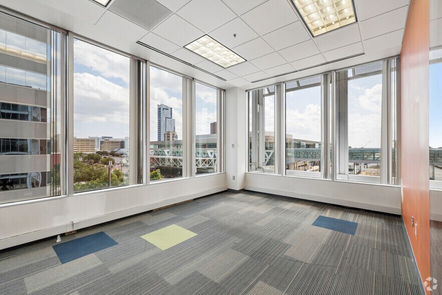 More Photos Of 300 W Pratt St, Baltimore Office For Sale