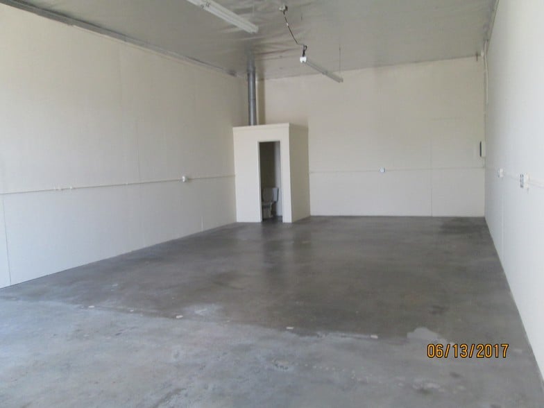 More Photos Of 7801-7811 Alabama Ave, Canoga Park Unknown For Lease
