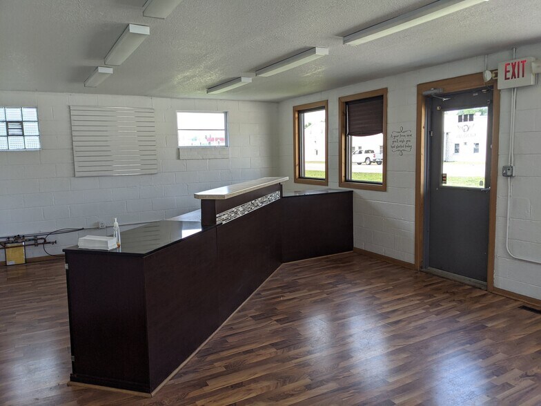 More Photos Of 250 S Kinzie Ave, Bradley Flex For Sale