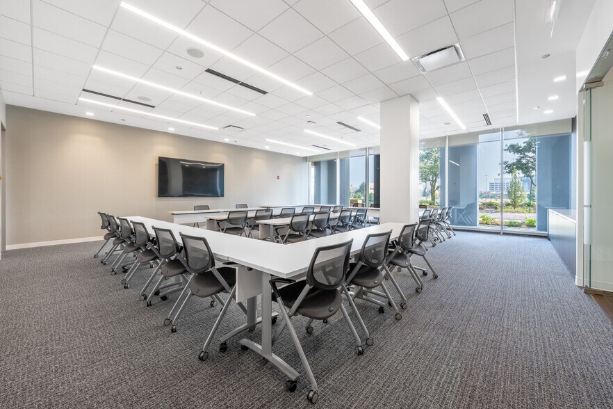 More Photos Of 1211 W 22nd St, Oak Brook Office For Lease