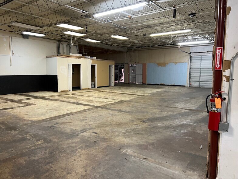 More Photos Of 5508-5516 Brewster St, San Antonio Warehouse For Lease