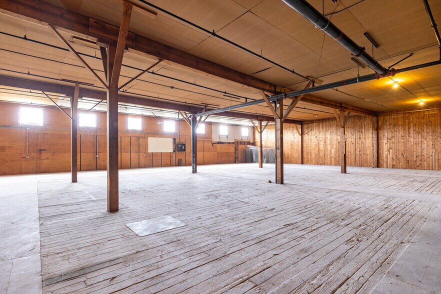More Photos Of 5422 Shilshole Ave NW, Seattle Distribution For Lease