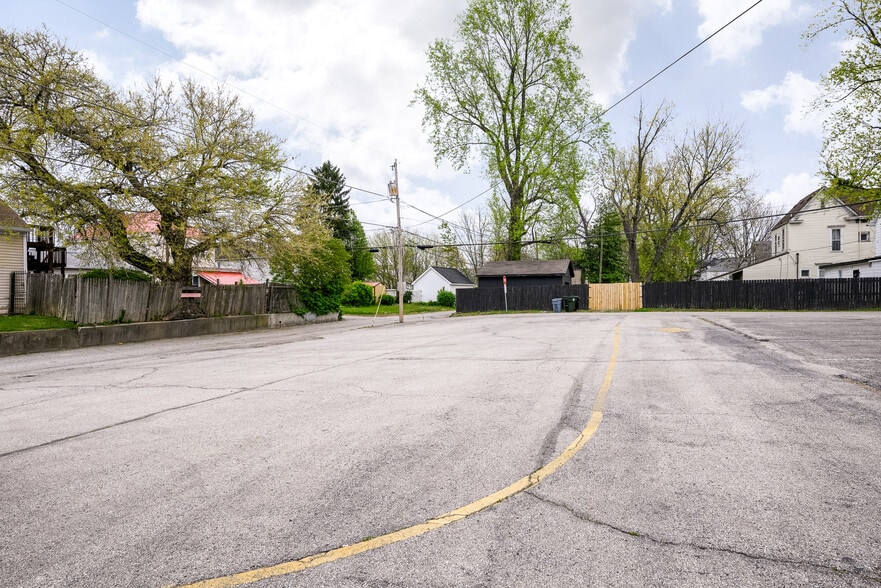 More Photos Of 514 Vincennes St, New Albany Freestanding For Sale