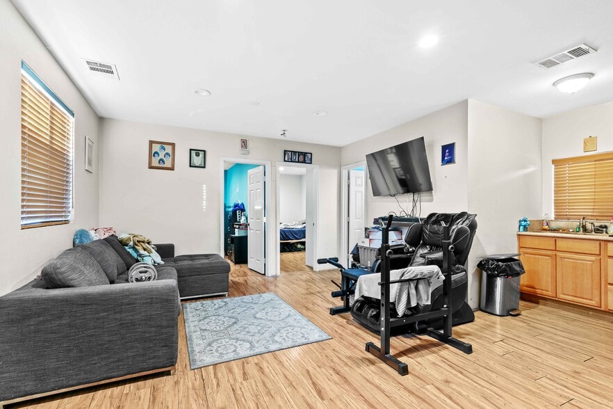 More Photos Of 7317 Clybourn Ave, Sun Valley Contractor Storage Yard For Sale