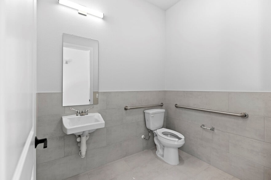 More Photos Of 3835 County Road 175, Round Rock Office For Sale
