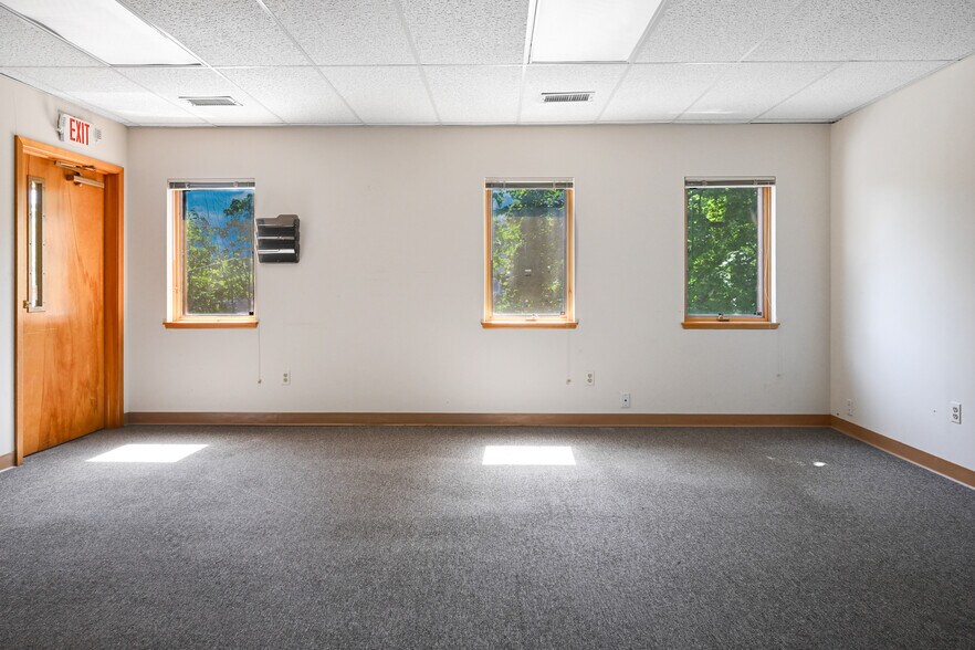 More Photos Of 15 Rockland Ter, Verona Office For Lease