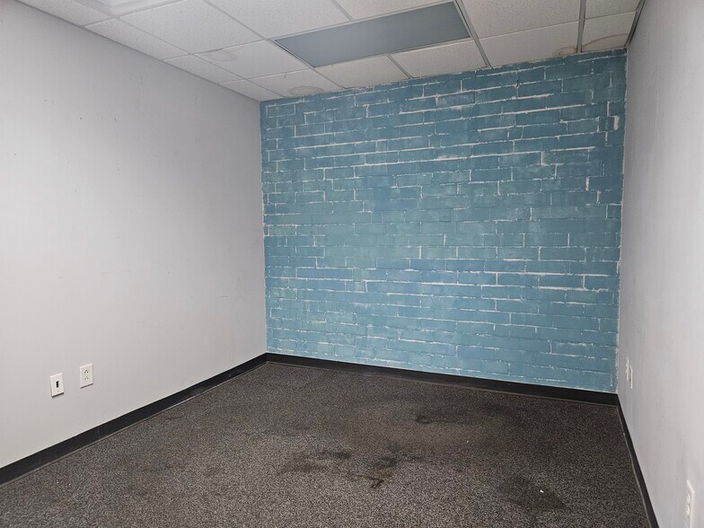 More Photos Of 952 Bragg Blvd, Fayetteville Flex For Sale
