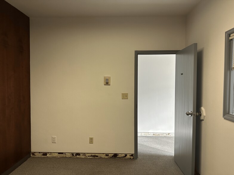 More Photos Of 1011 SE Oak St, Portland Industrial For Sale