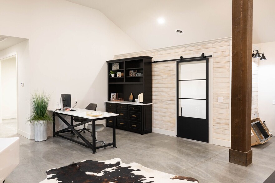 More Photos Of 5830 Highway 231 S, Castalian Springs Showroom For Sale