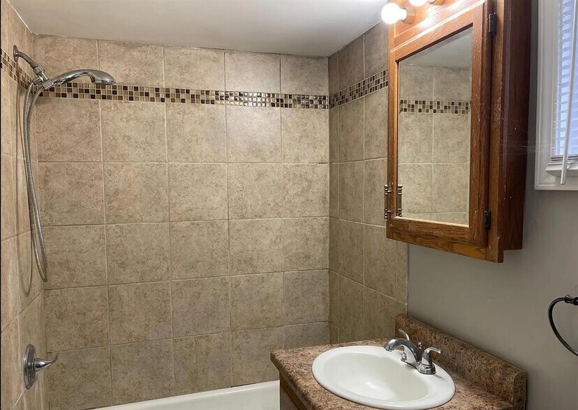 More Photos Of 522 N Main St, Hanna City Apartments For Sale