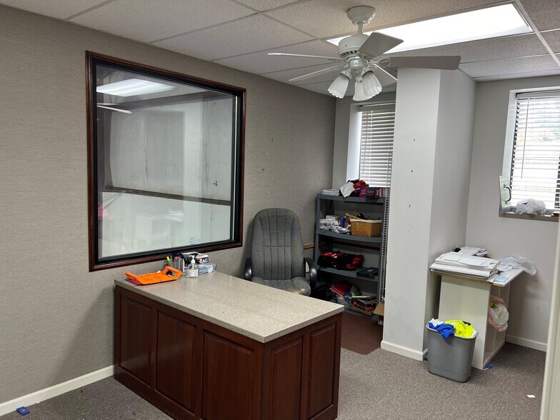 More Photos Of 5110 NW Waukomis Dr, Northmoor Warehouse For Lease