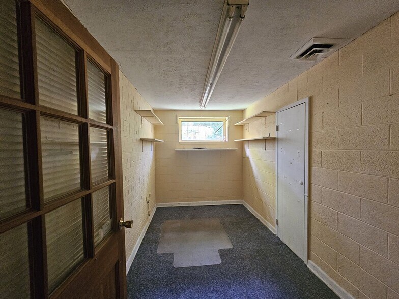 More Photos Of 425 S Lee St, Whiteville Office For Sale