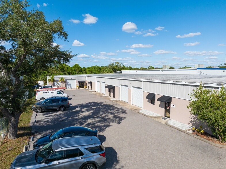 More Photos Of 440 Roberts Rd, Oldsmar Warehouse For Lease