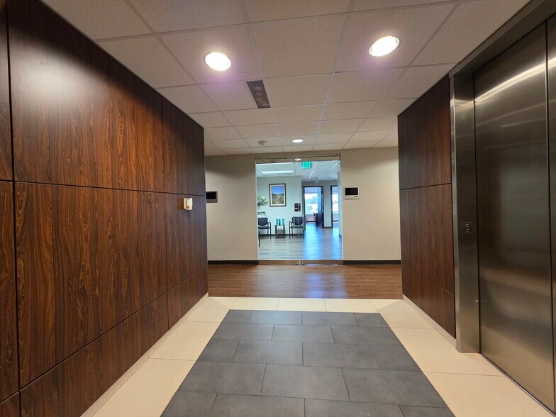 More Photos Of 2100 Valley View Ln, Farmers Branch Office For Lease